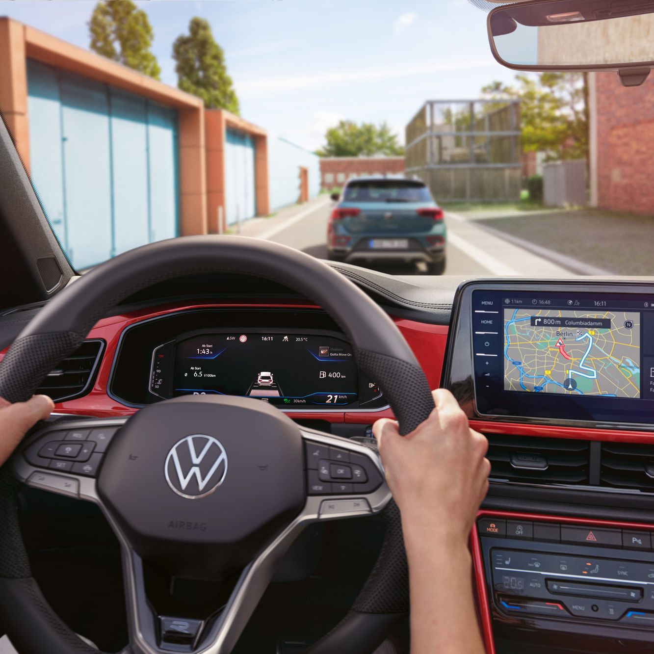 Blick auf das Lenkrad und das Navigationssystem inkl. Travel Assist im VW T-Roc Cabriolet