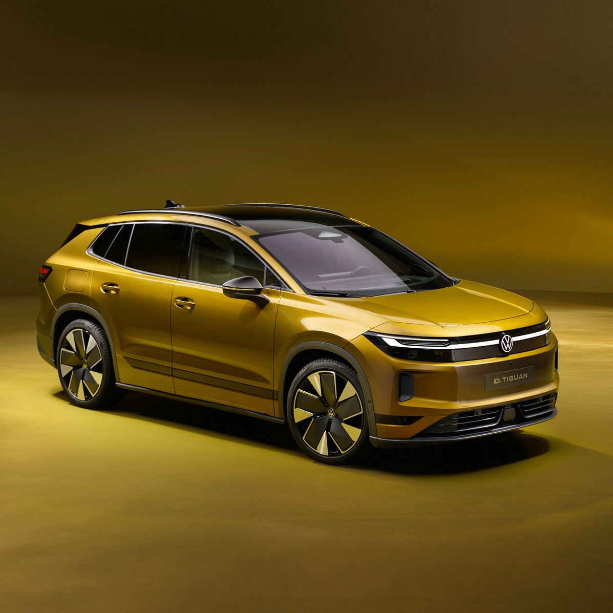 Goldfarbener, moderner SUV in einem Studio mit warm-gelbem Hintergrund. Das Fahrzeug wirkt elektrisch oder hybrid, mit glatten Flächen, schmalen Scheinwerfern und großen, aerodynamischen Felgen. Die Szene ist sauber ausgeleuchtet und betont das Design und die Linienführung des Autos.