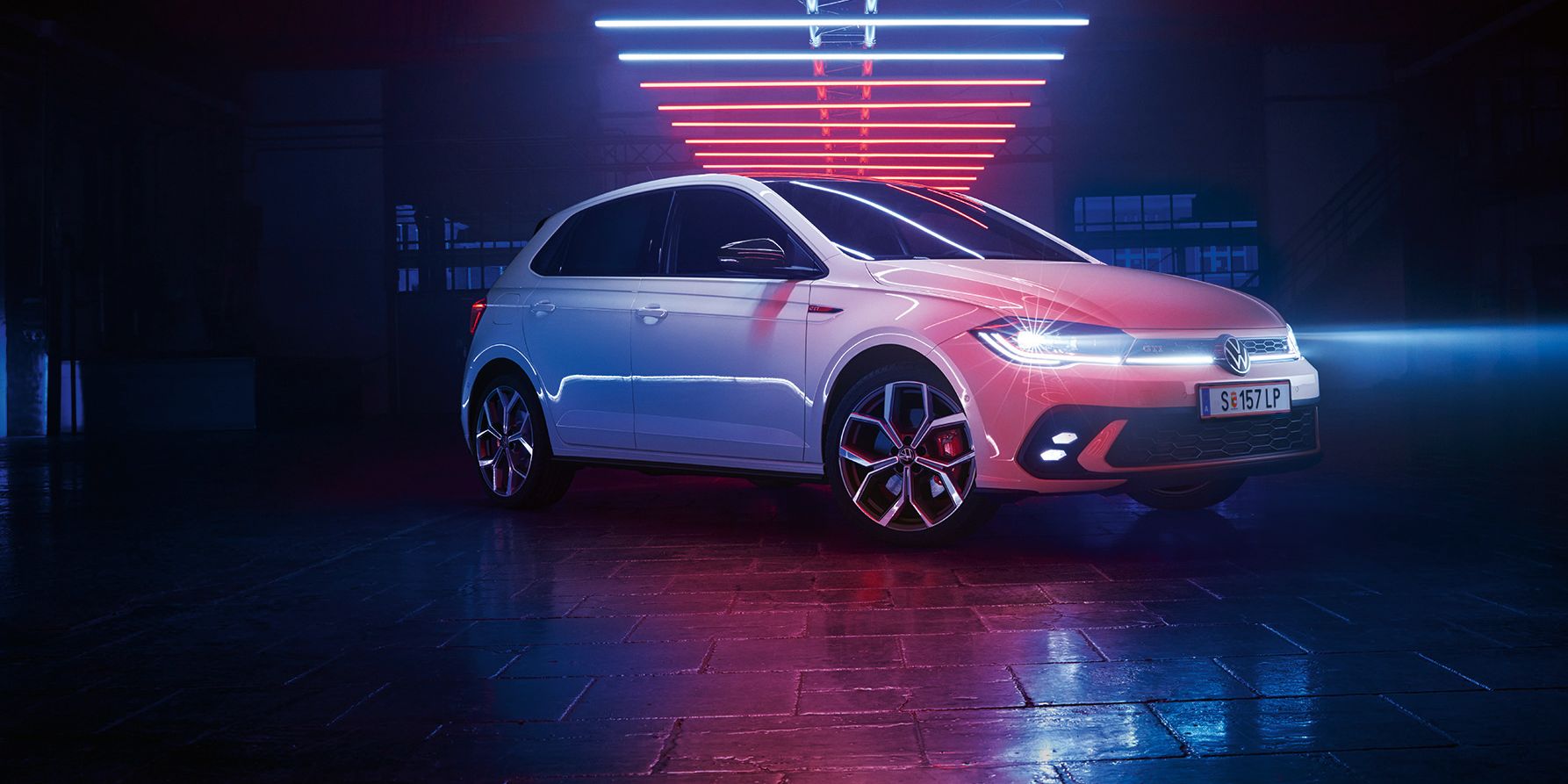 Seiten- und Frontansicht eines weißen VW Polo GTI