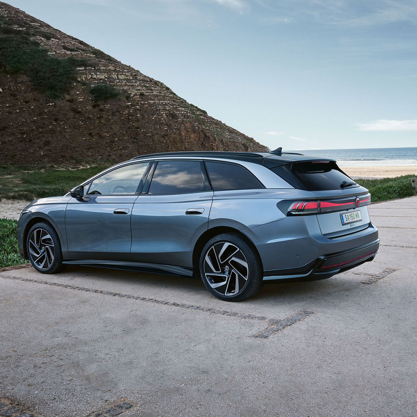 Seiten- und Heckansicht eines grau-blauen VW ID.7 Tourer