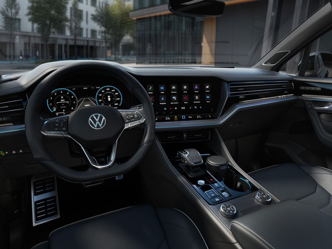 Ansicht auf das Interior des Touareg Final Edition vom Fahrersitz aus.