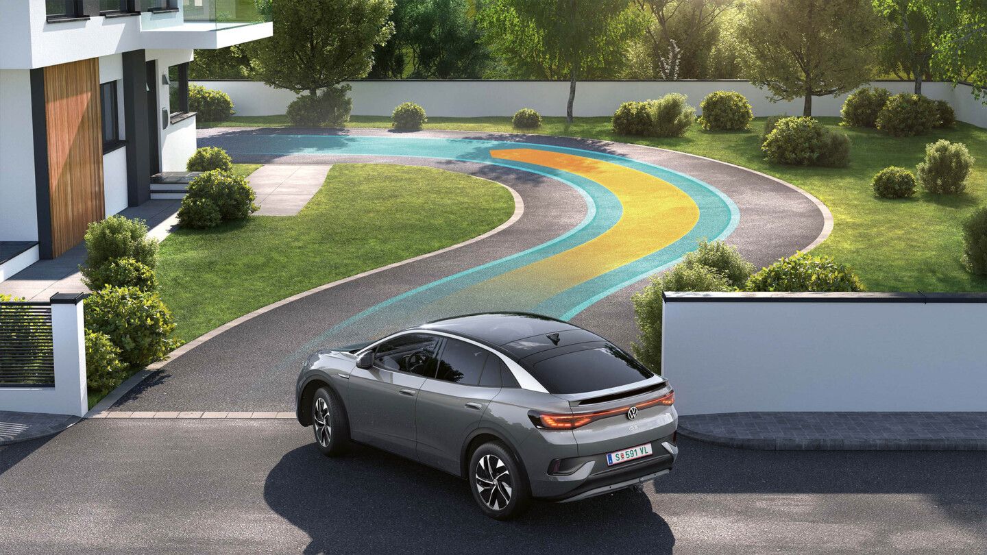 Illustration zeigt schematisch anhand eines VW ID.5 die Funktionsweise der Memory-Funktion für den Parkassistenten.
