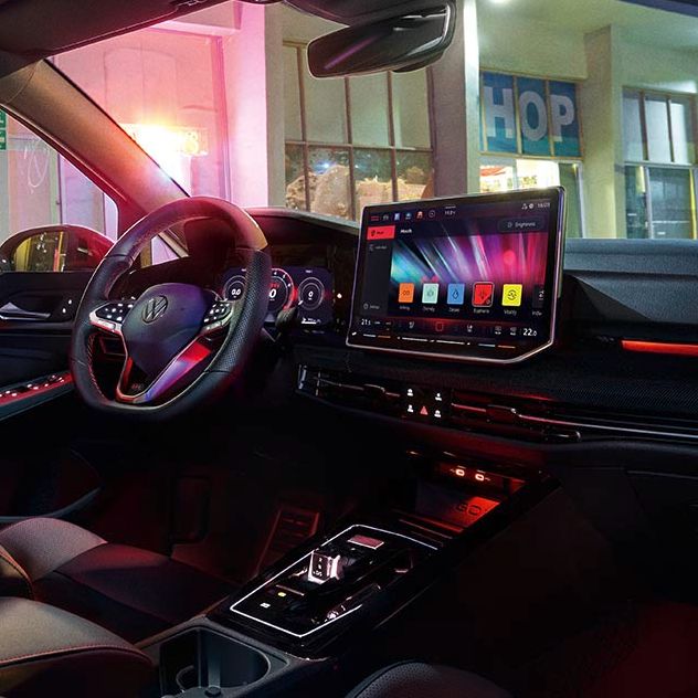 Ambientebeleuchtung im VW Golf GTI bei Nacht