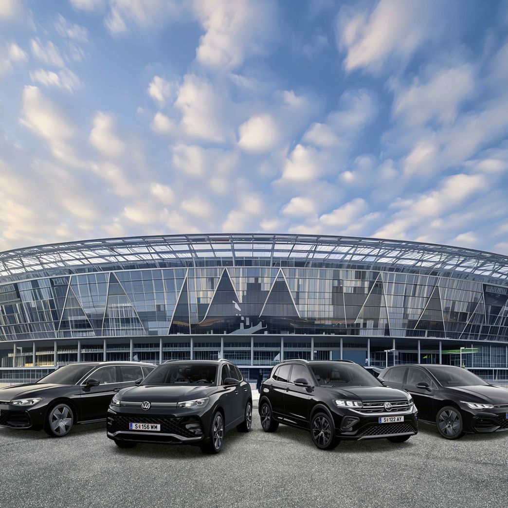 Die VW Sportmodelle aufgereiht vor einem Stadion.