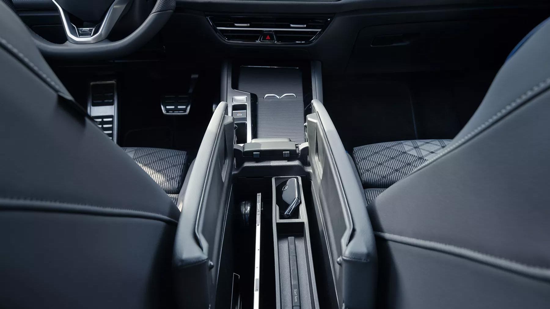 Die Mittelkonsole des VW Passat R-Line