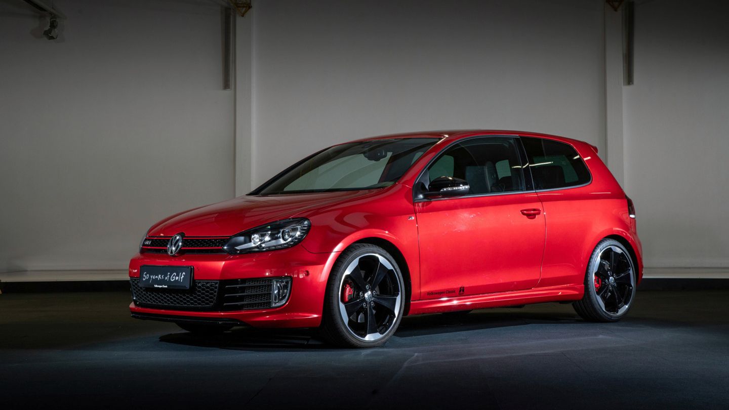 Der VW Golf GTI 6 in roter Lackierung schräg von vorne.