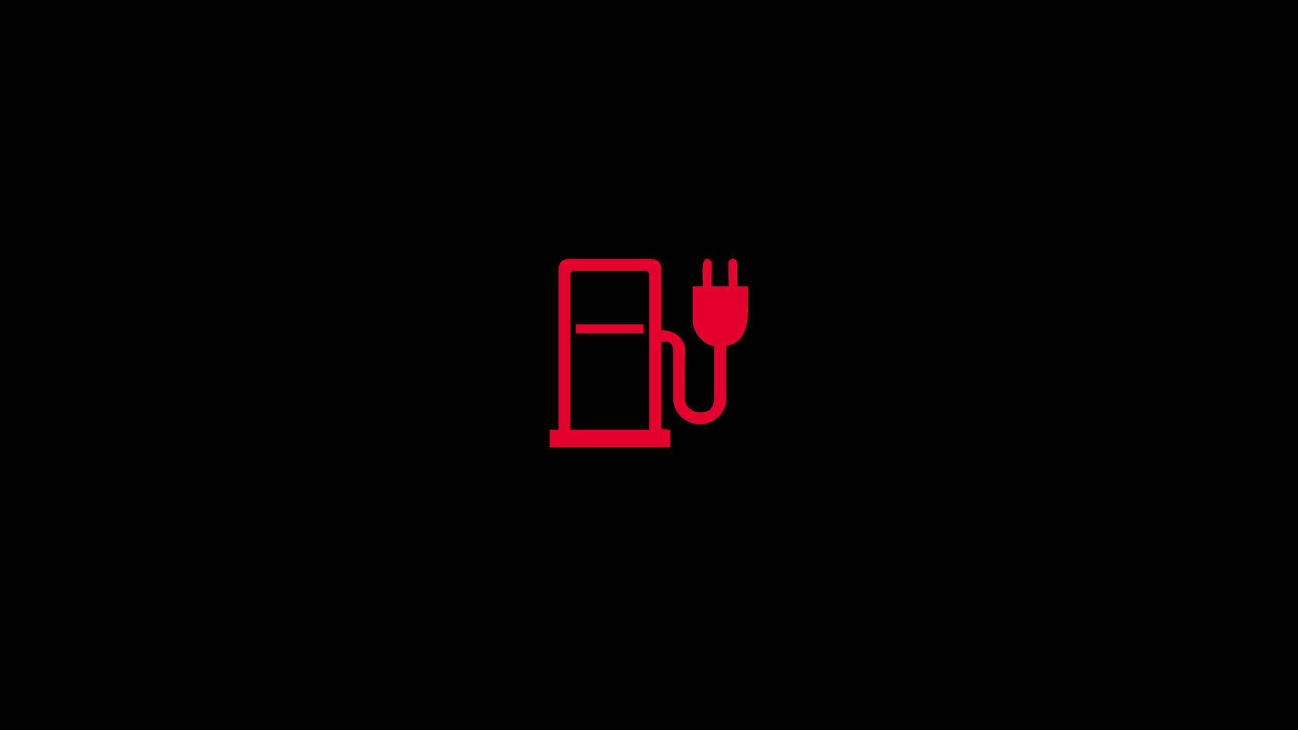 Eine rote Zapfsäule mit einem Stecker am Schlauch auf einem schwarzen Hintergrund. Das Symbol steht für eine Ladestation für Elektrofahrzeuge.