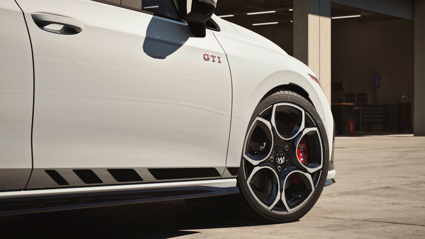 Seitlicher Detailshot vom Golf GTI Clubsport auf die seitliche Front mit der 19" Felge Queenstown black