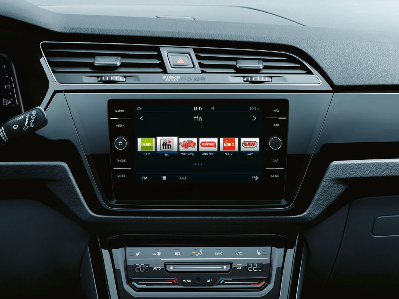 Interieur mit Fokus auf Infotainmentsystem des Touran.