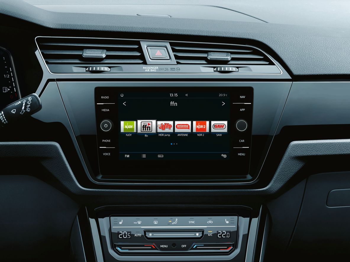 Interieur mit Fokus auf Infotainmentsystem des Touran.