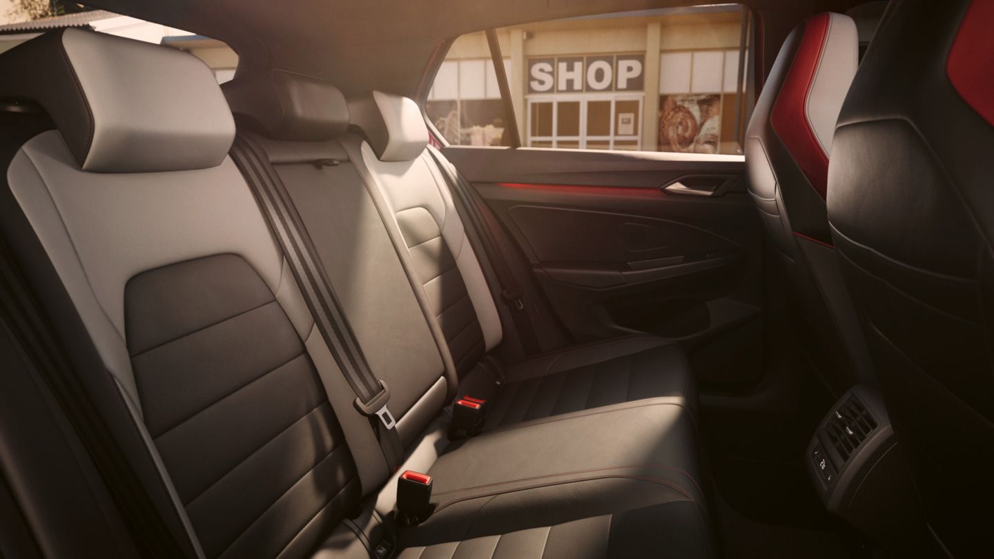 Blick auf die Rücksitzbank eines VW Golf GTI.