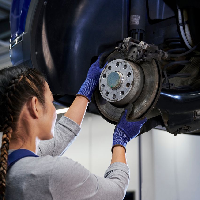 Volkswagen Technikerin beim Bremsenservice