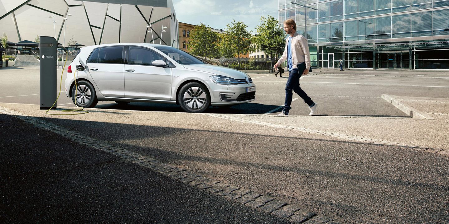 Ein silberner VW e-Golf beim Laden an einer MOON-Ladestation