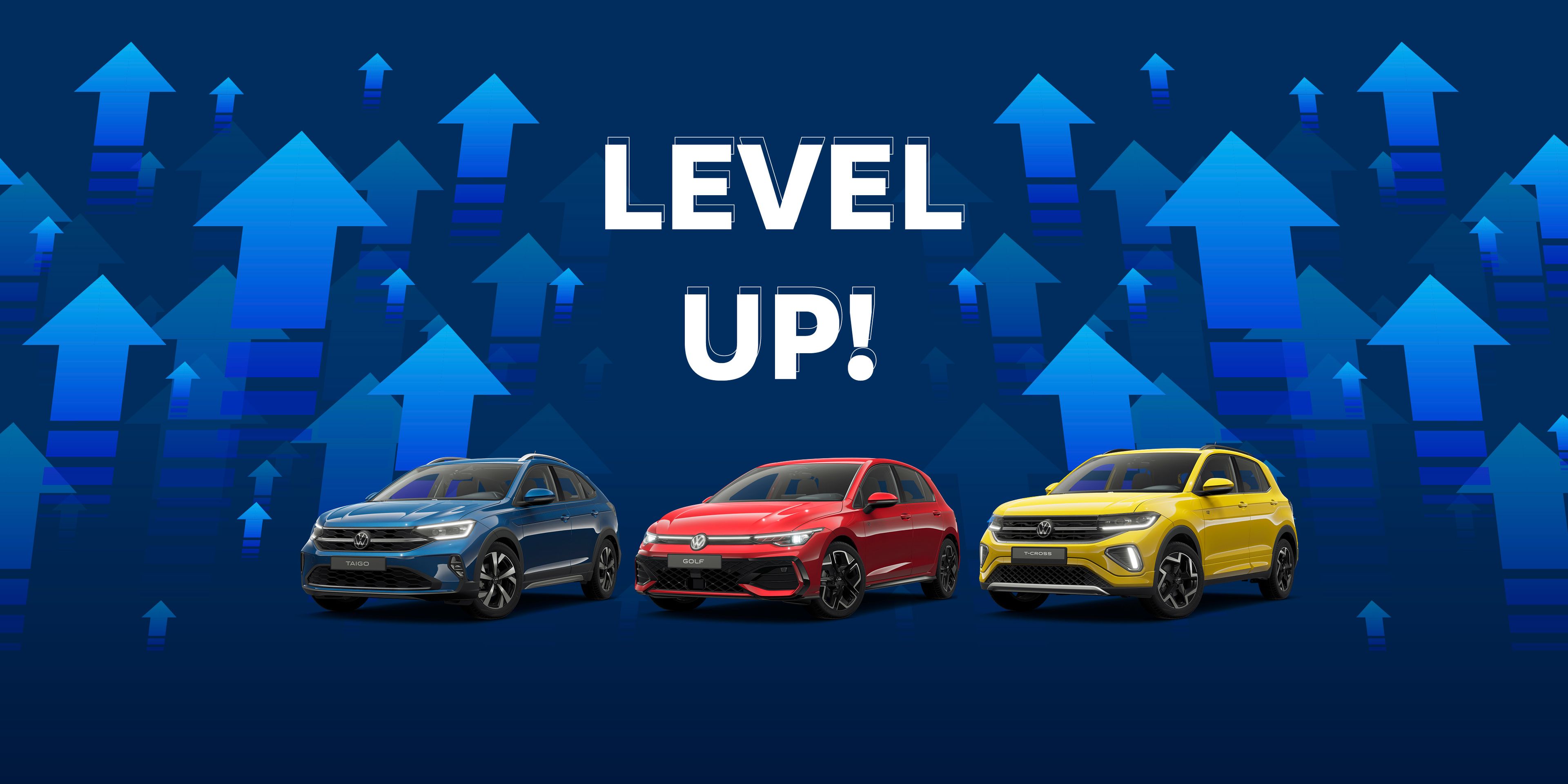 Drei Autos (ein blauer Taigo, ein roter Golf und ein gelber T-Cross) stehen nebeneinander vor einem Hintergrund mit aufsteigenden blauen Pfeilen. In der Mitte befindet sich der Text "LEVEL UP!". Die Pfeile symbolisieren Fortschritt und Verbesserungen.