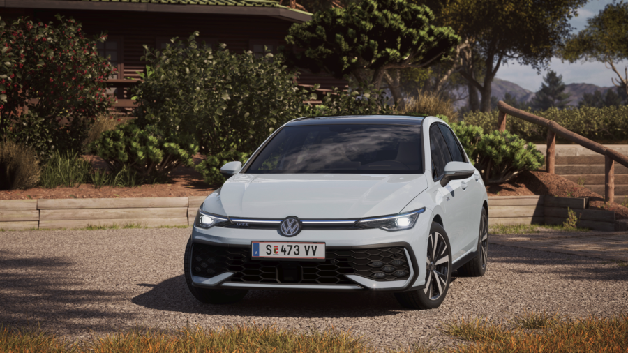 Golf GTE auf Straße hinter Haus 