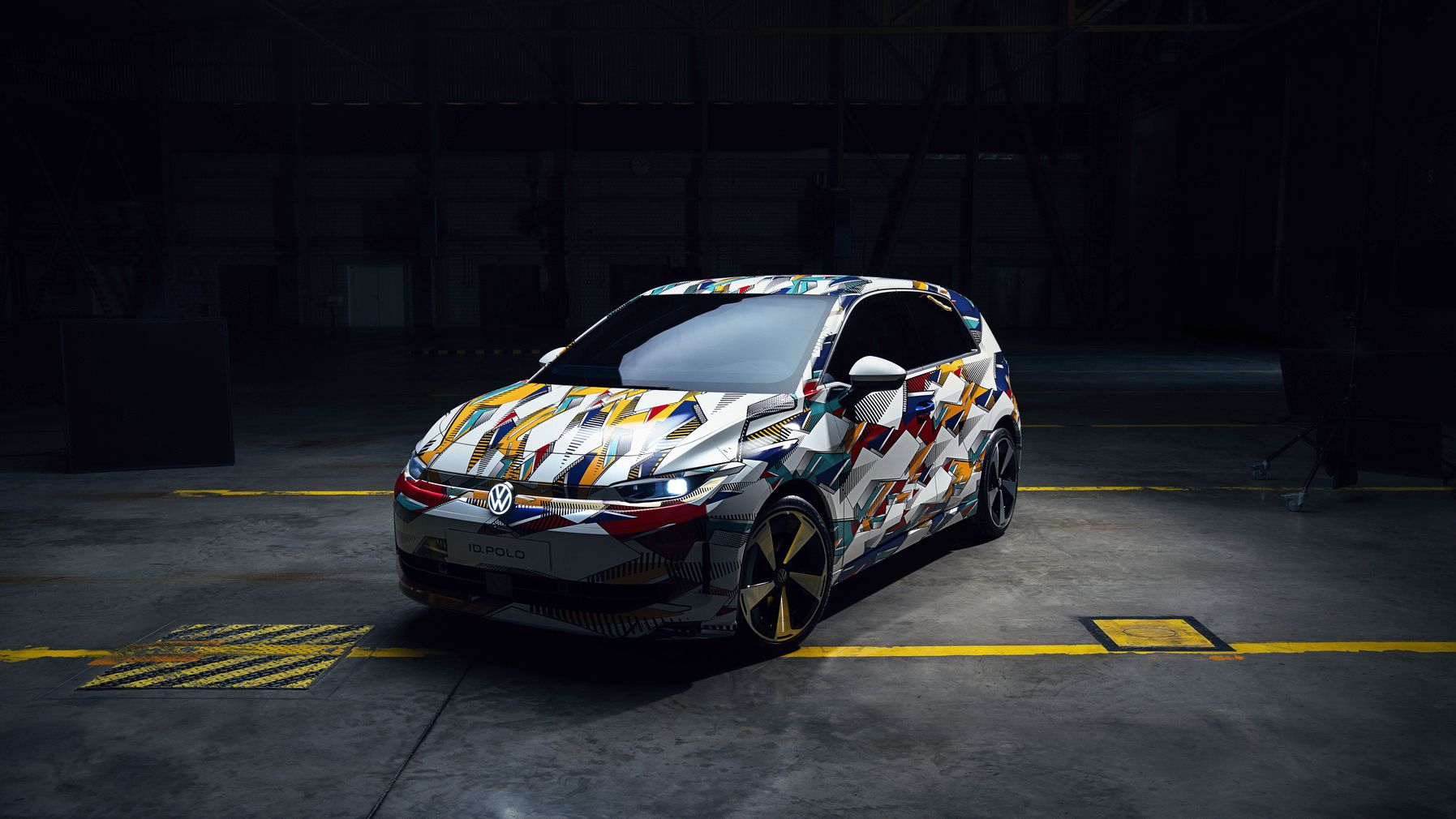 Der VW ID. Polo als Erlkönig in einer Halle