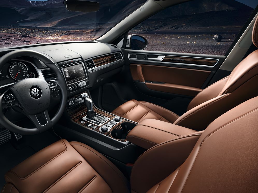 Zu sehen ist das Interieur und das Cockpit des VW Touareg Vorgängermodell