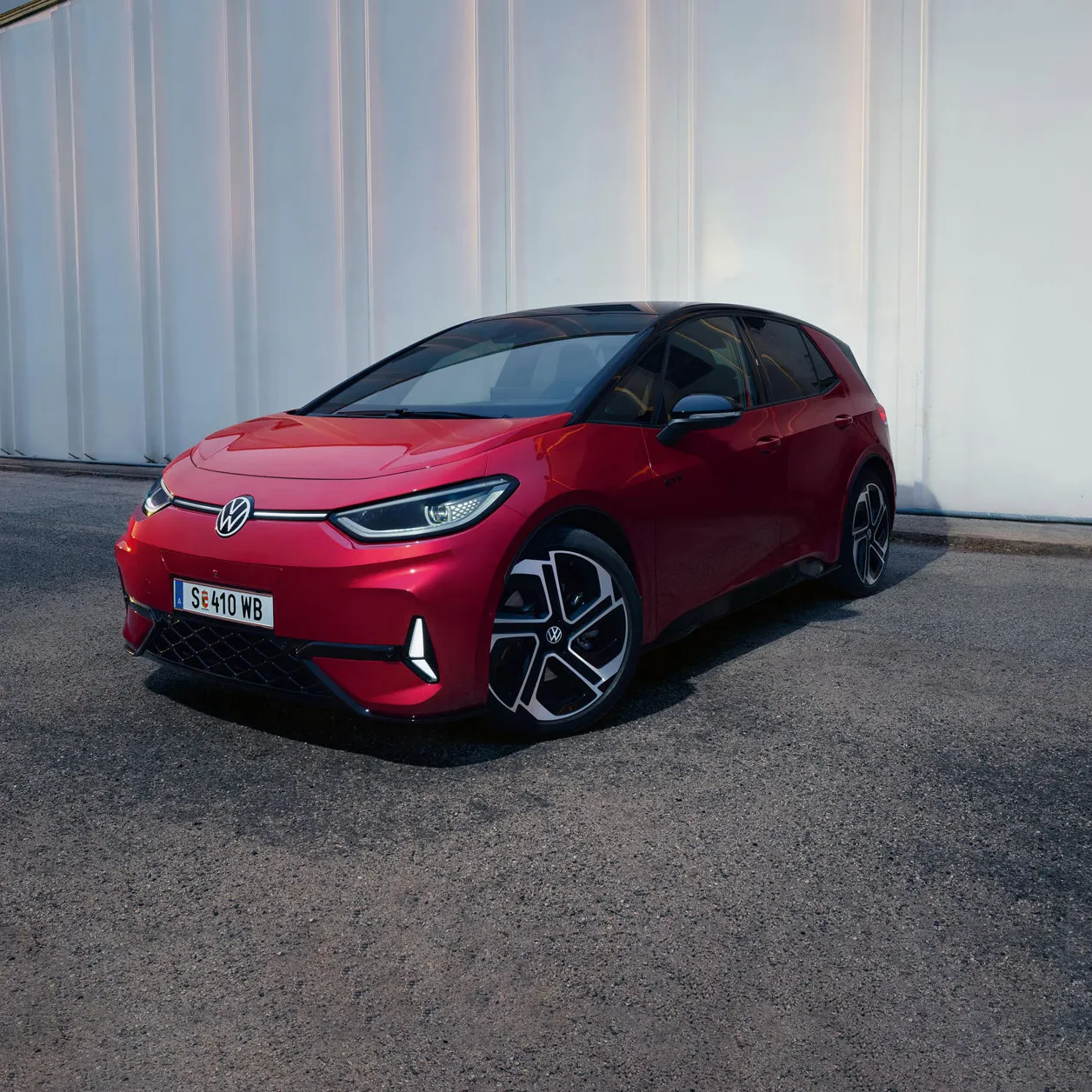 Schräge Frontansicht vom ID. 3 GTX Performance, welcher vor einer Wand geparkt ist.