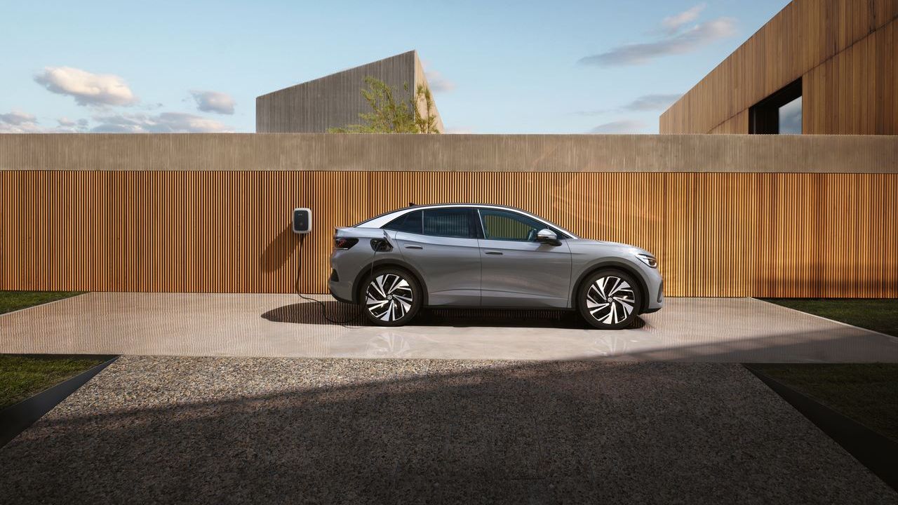 Seitenansicht eines grauen VW ID.5, der an einer Wallbox aufgeladen wird. 