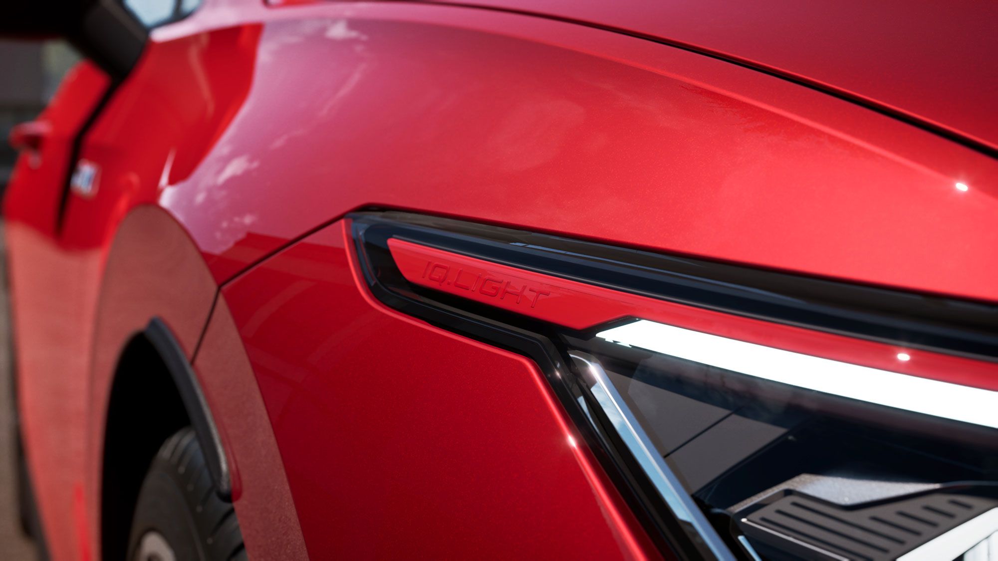Detailansicht  der Front-Lichtsignatur eines roten VW Golf GTI.