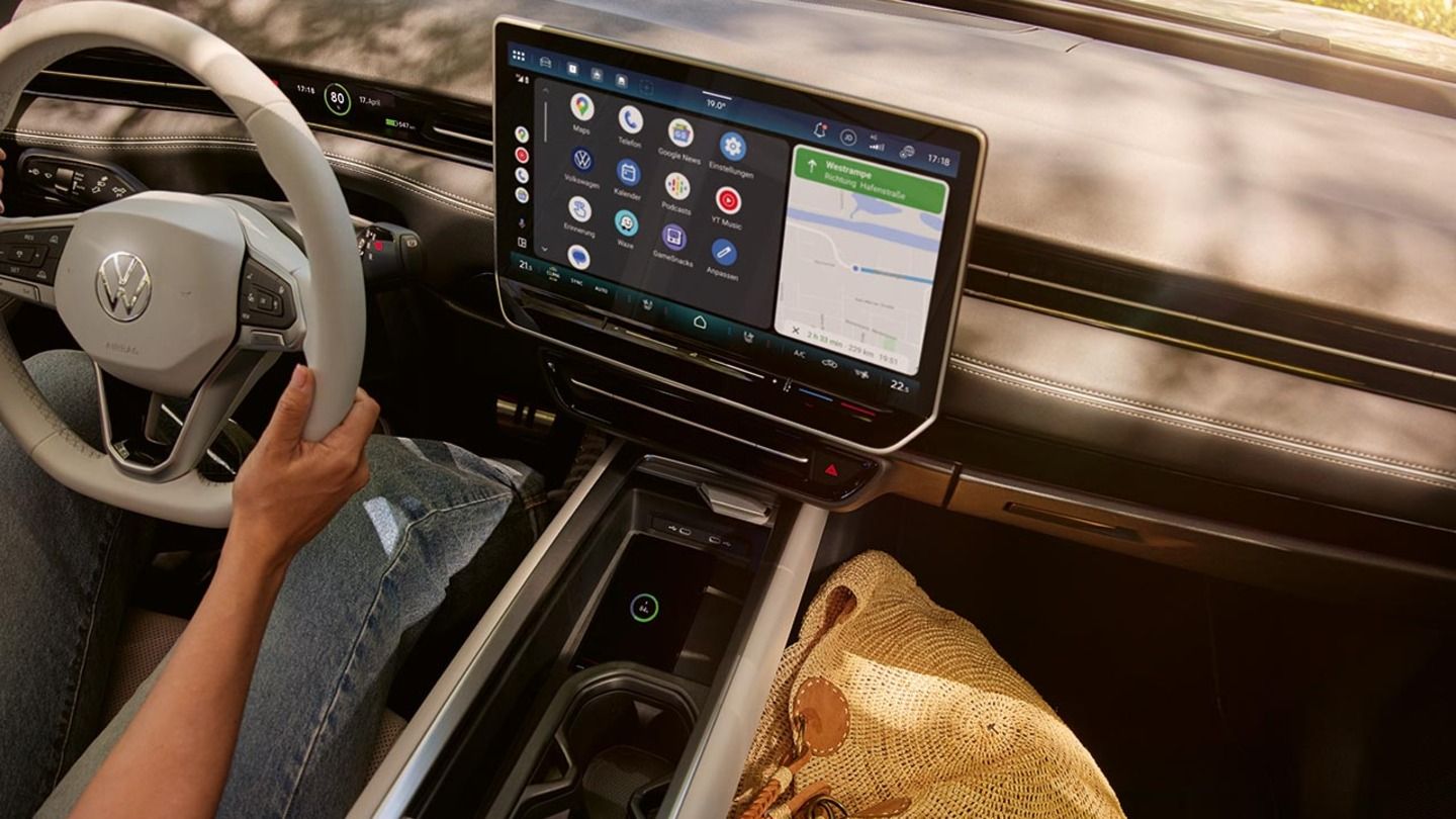 Blick auf das Display des Infotainmentsystems im VW ID.7 mit App-Connect