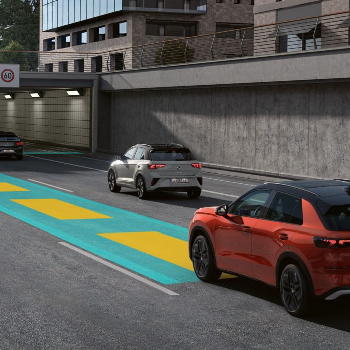 VW T-Roc Illustration zeigt schematisch anhand eines VW T-Roc die Funktionsweise des Travel Assist.