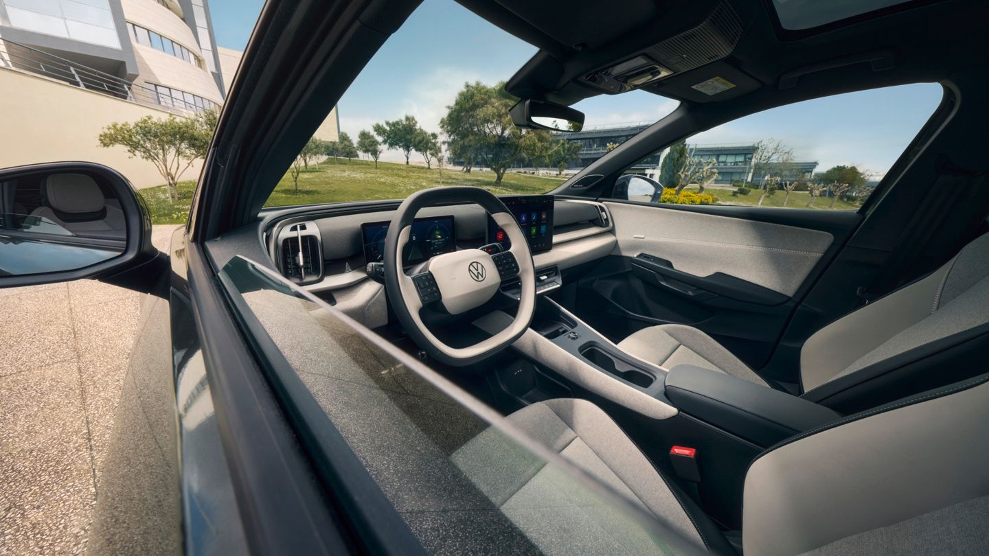 Blick durch die Seitenscheibe auf das Lenkrad und Cockpit eines VW ID. Cross.