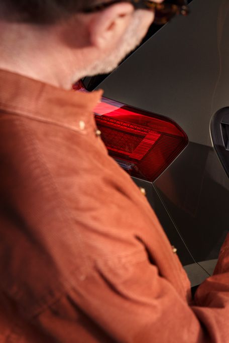 Ein Mann steckt den Ladestecker in die Ladebuchse des VW ID.3