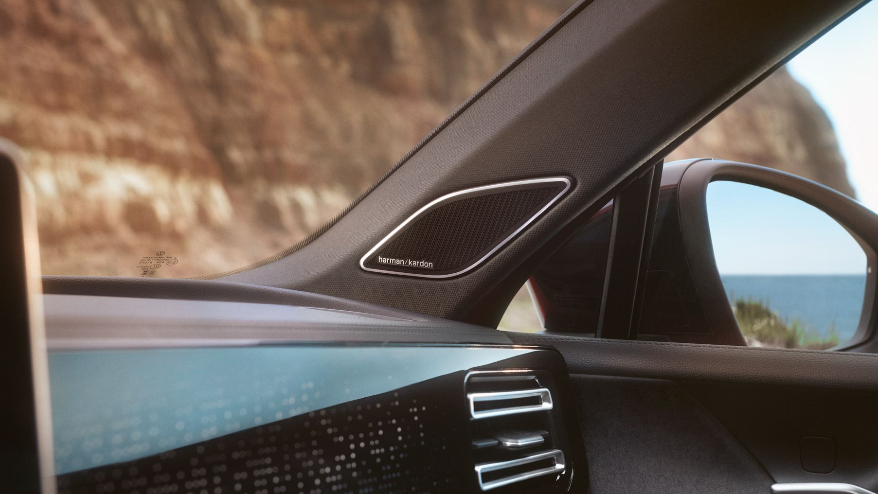 Detailansicht des Lausprechers von Harman Kardon in der A-Säule eines VW Tiguan.