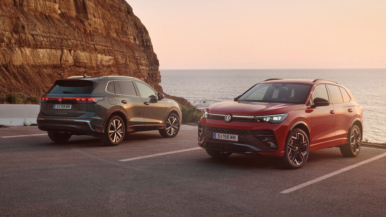 Zwei VW Tiguan geparkt vor der Küste in abendlicher STimmung