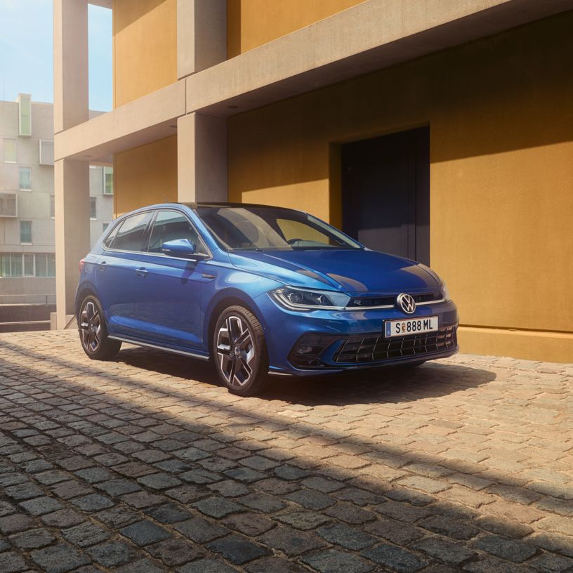 Seitliche Frontansicht des blauen VW Polo R-Line. 