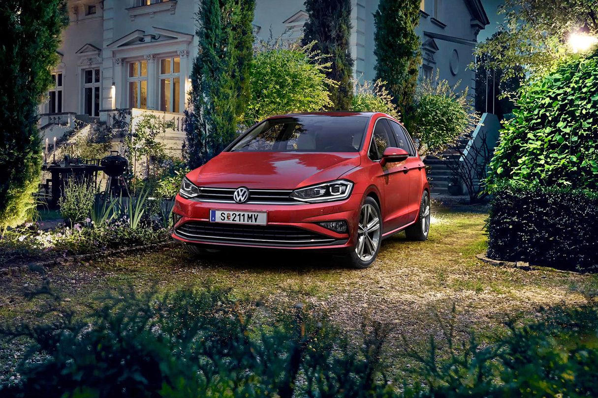 VW Golf Sportsvan Exterieur Frontansicht im Garten