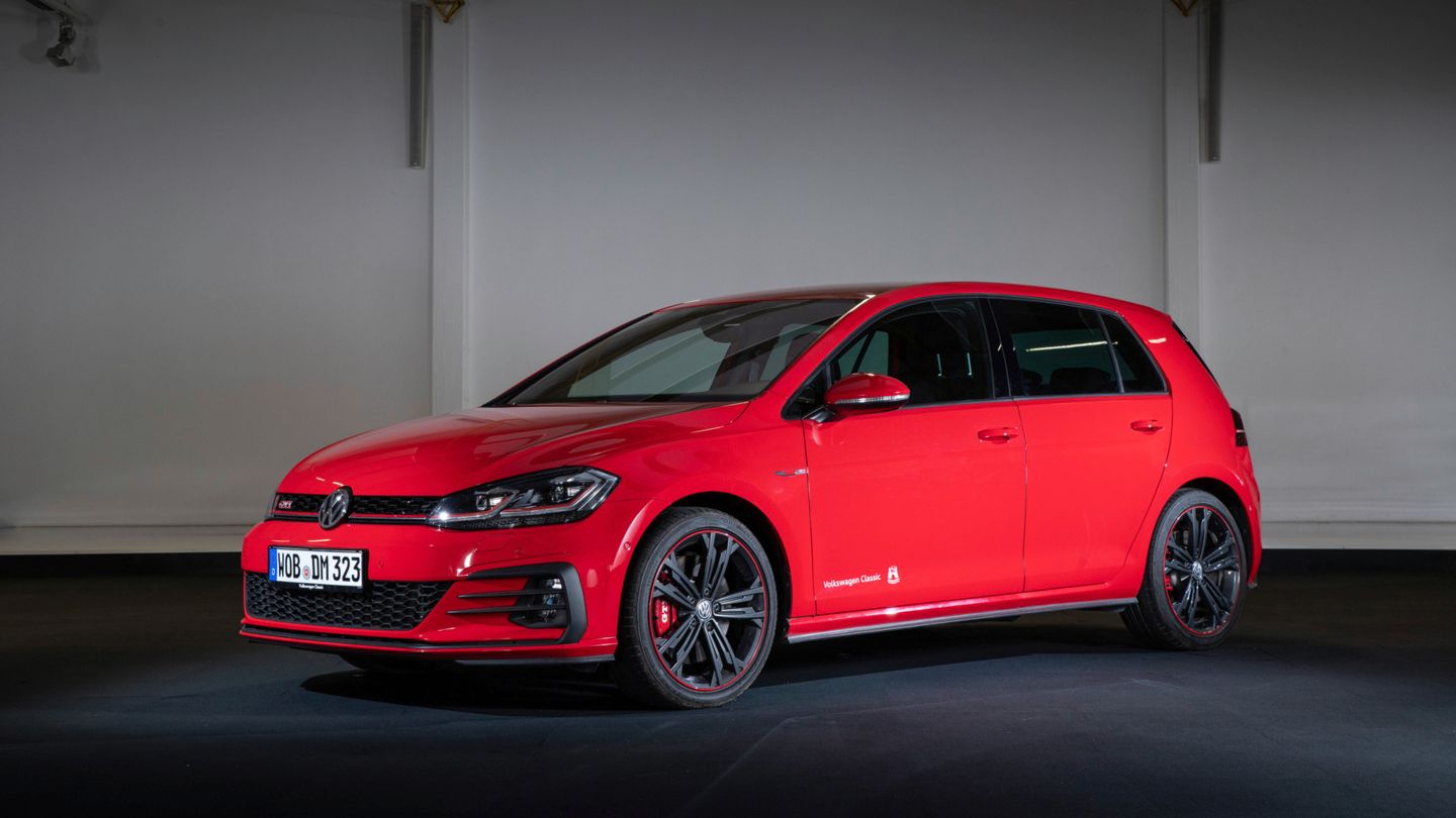 Der VW Golf GTI 7 mit roter Lackierung schräge von vorne.
