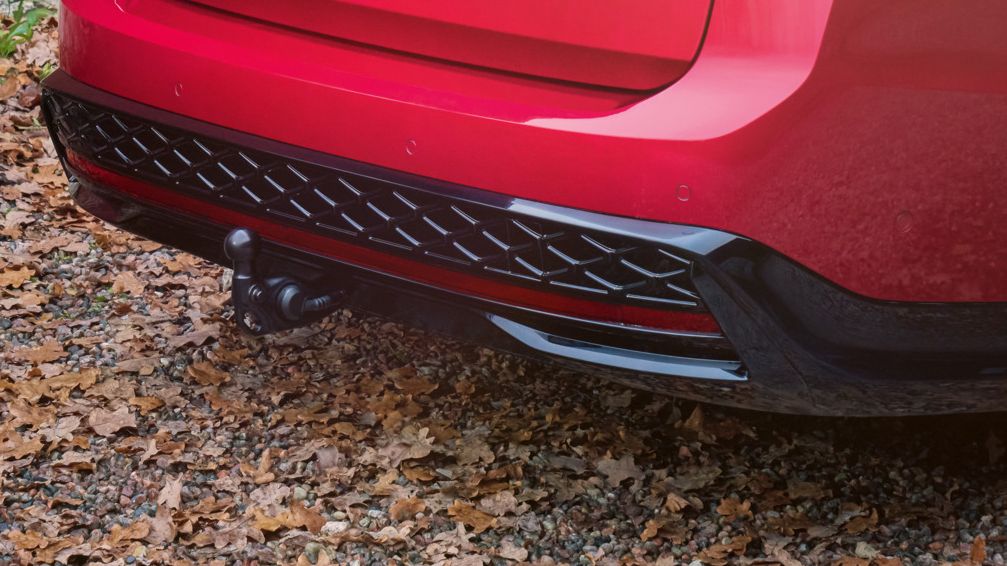 Heck eines roten VW ID.7 GTX Tourer mit Heck-Lichtsignatur und beleuchtetem VW-Logo.