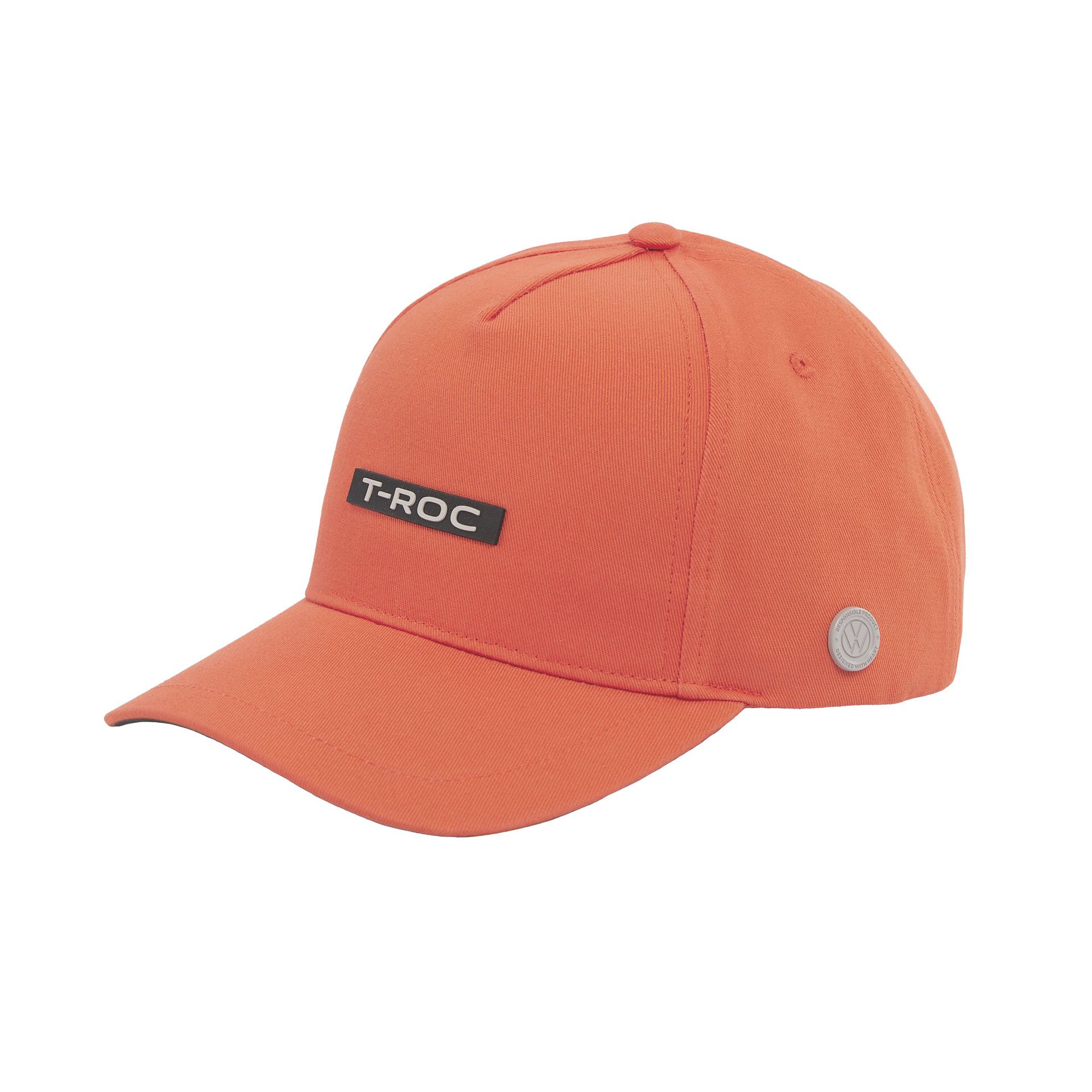 Ein orangefarbener Baseballcap mit schwarzem T-Roc-Logo auf der Vorderseite. Auf der Seite ist ein kleines, silbernes Emblem mit dem VW-Logo.