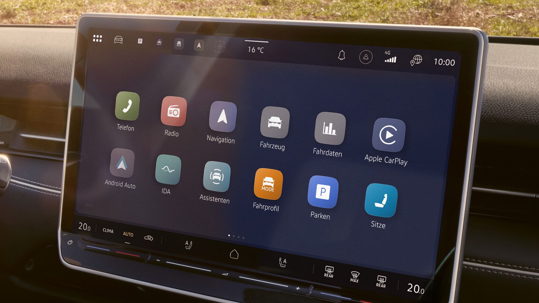 Das Bild zeigt das Infotainment System eines ID. Modells und eine Übersicht über die verfügbaren Funktionen im Menü