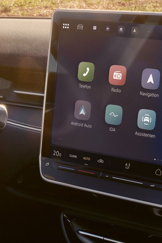 Das Bild zeigt das Infotainment System eines ID. Modells und eine Übersicht über die verfügbaren Funktionen im Menü