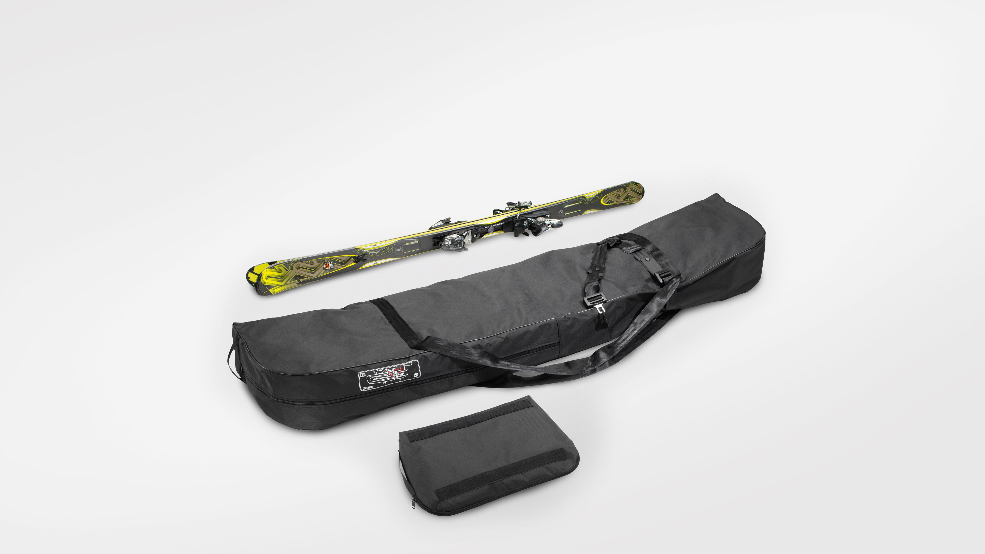 Eine Volkswagen Skitasche und gelbe Ski.