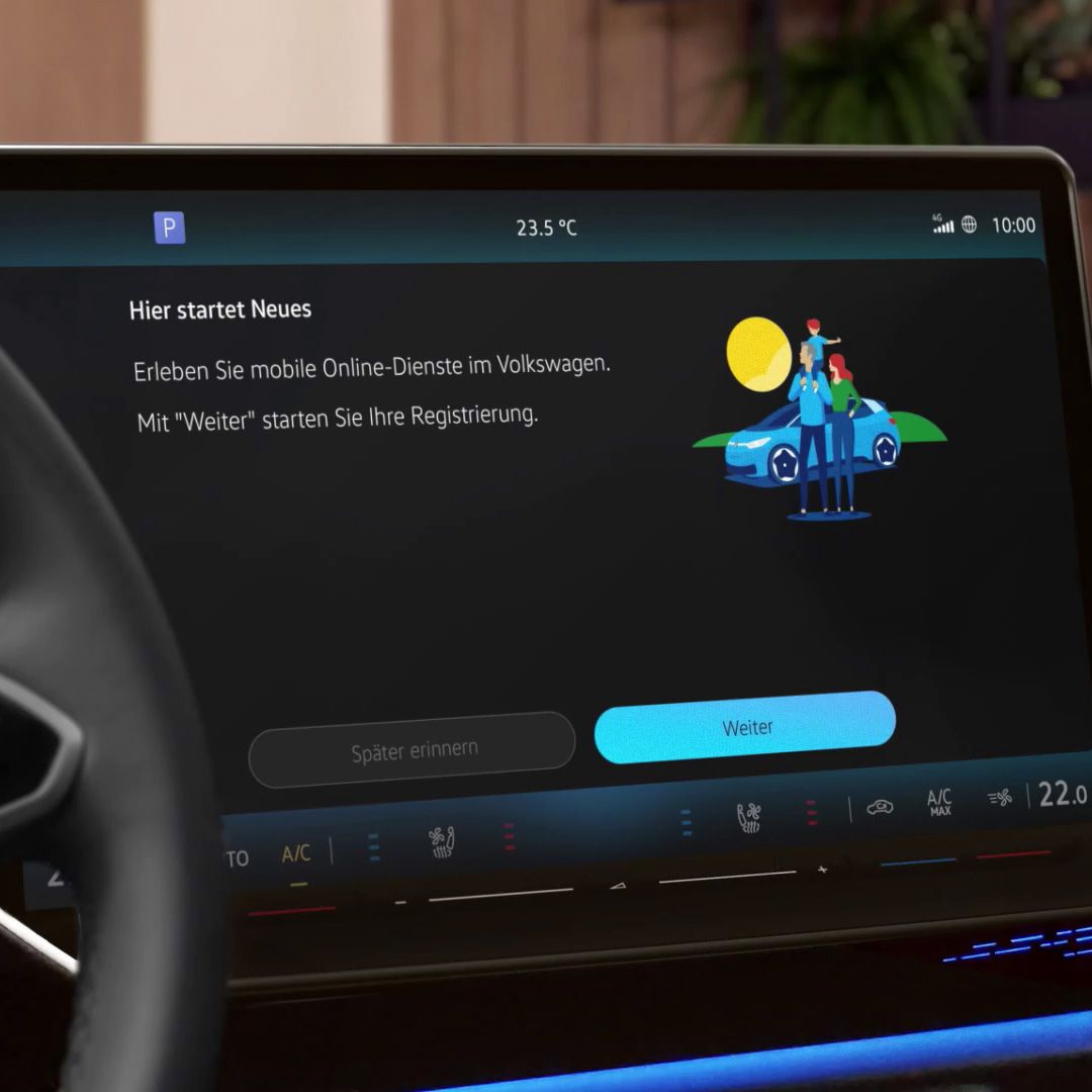 Farbiges Display in einem Auto zeigt einen Bildschirm zur Registrierung für mobile Online-Dienste von Volkswagen. Oben steht die Temperatur von 23,5 °C. Ein Symbol mit einem Auto und Personen ist ebenfalls auf dem Bildschirm zu sehen.