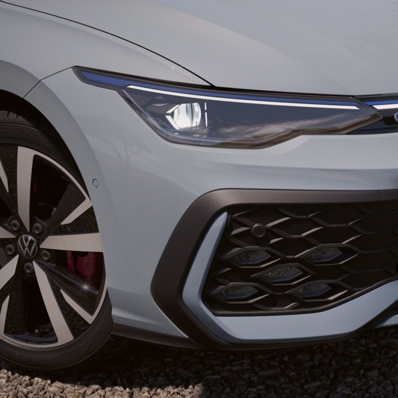 Front und IQ.LIGHT Scheinwerfer eines grauen VW Golf GTEe