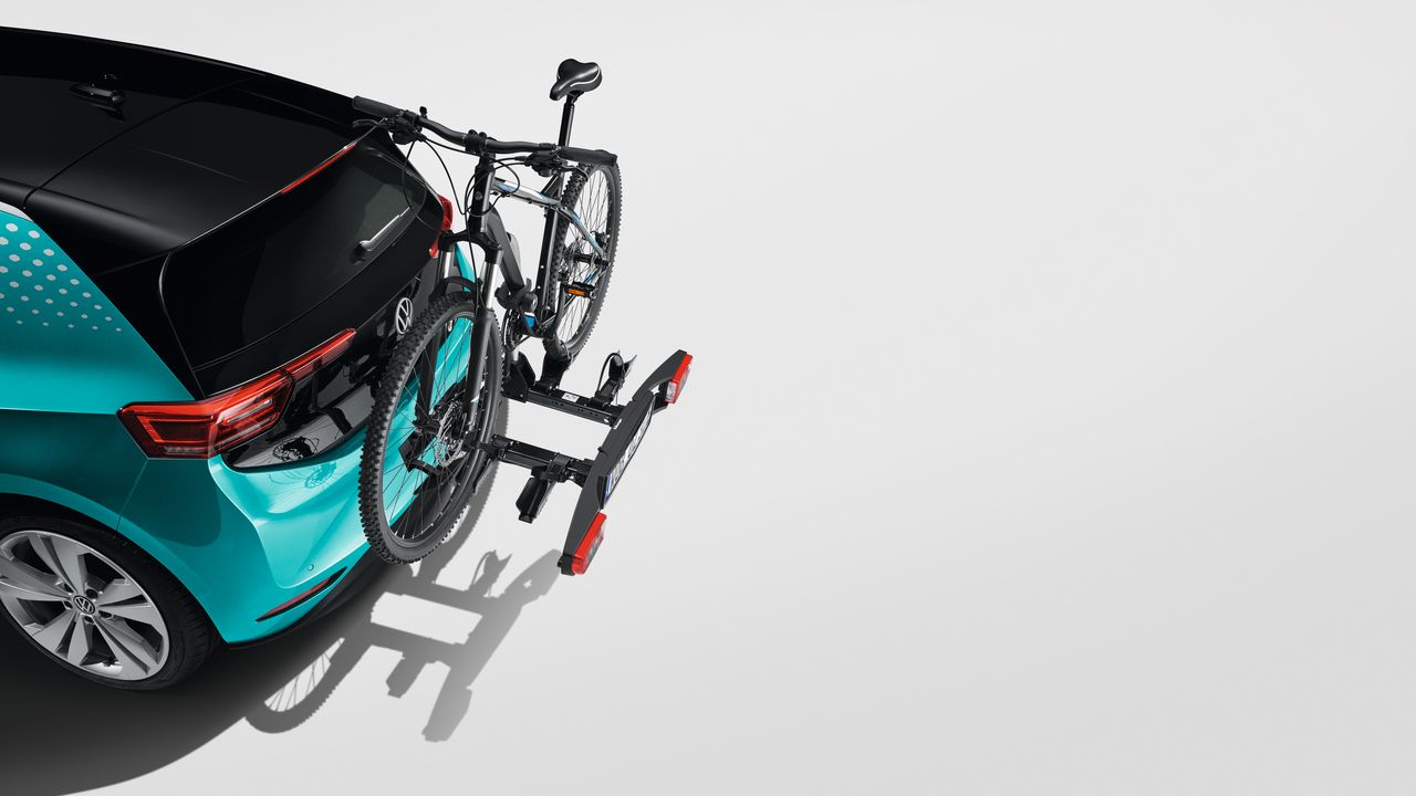 Blick von oben auf einen Volkswagen Fahrradheckträger mit Fahrrad am Heck eines türkisen Volkswagen ID..
