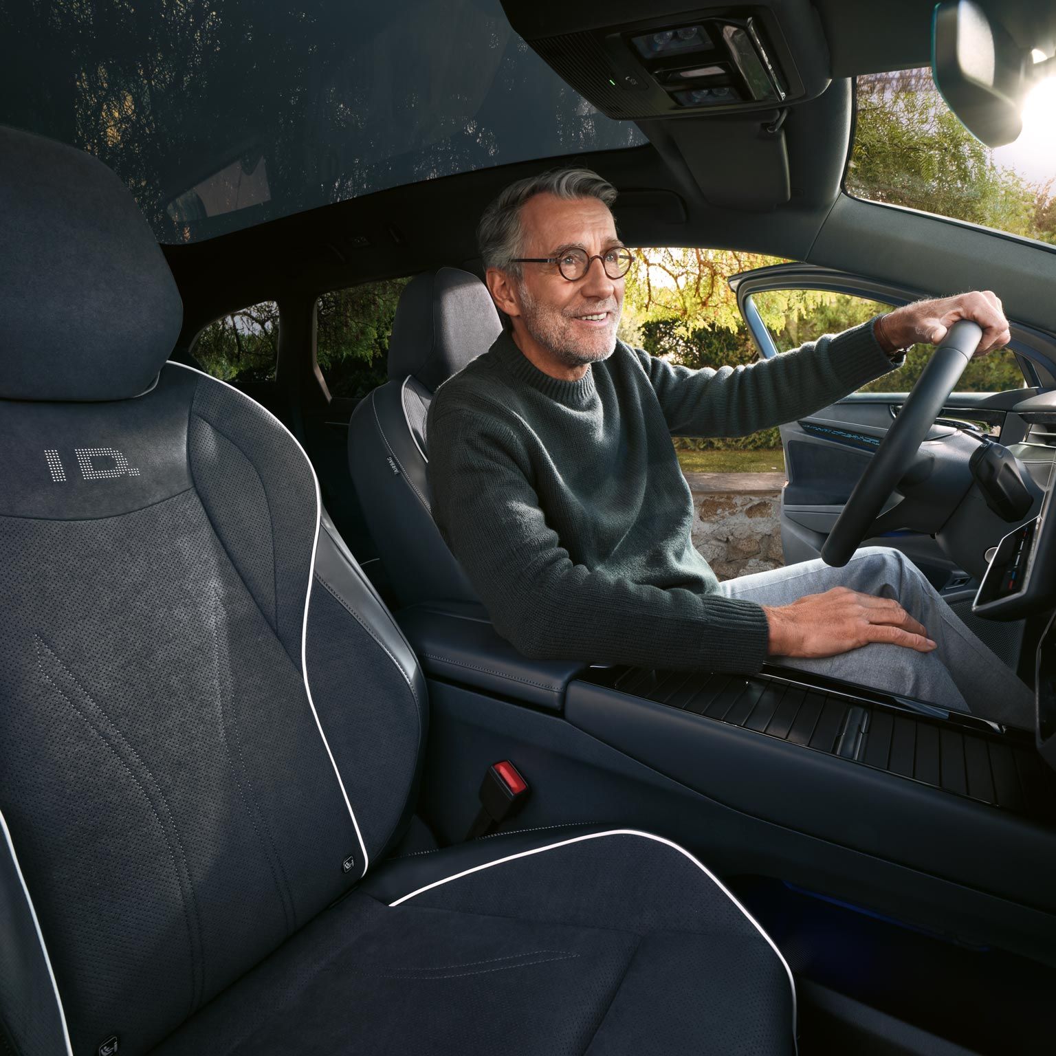 Mann sitzt am Steuer seines VW ID. Modells