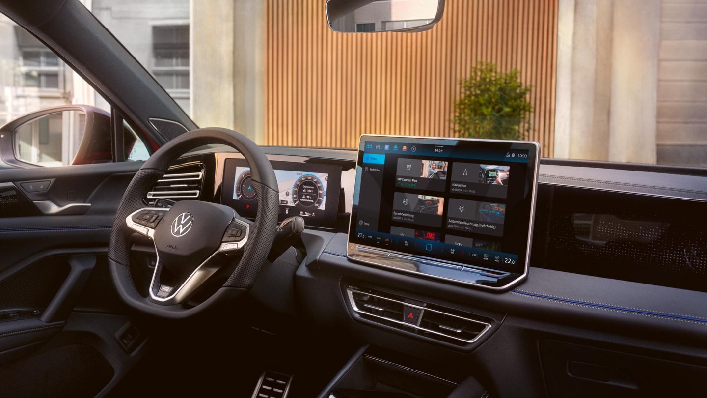  Blick auf das Infotainmentsystem im VW Tiguan R-Line mit Upgrades.