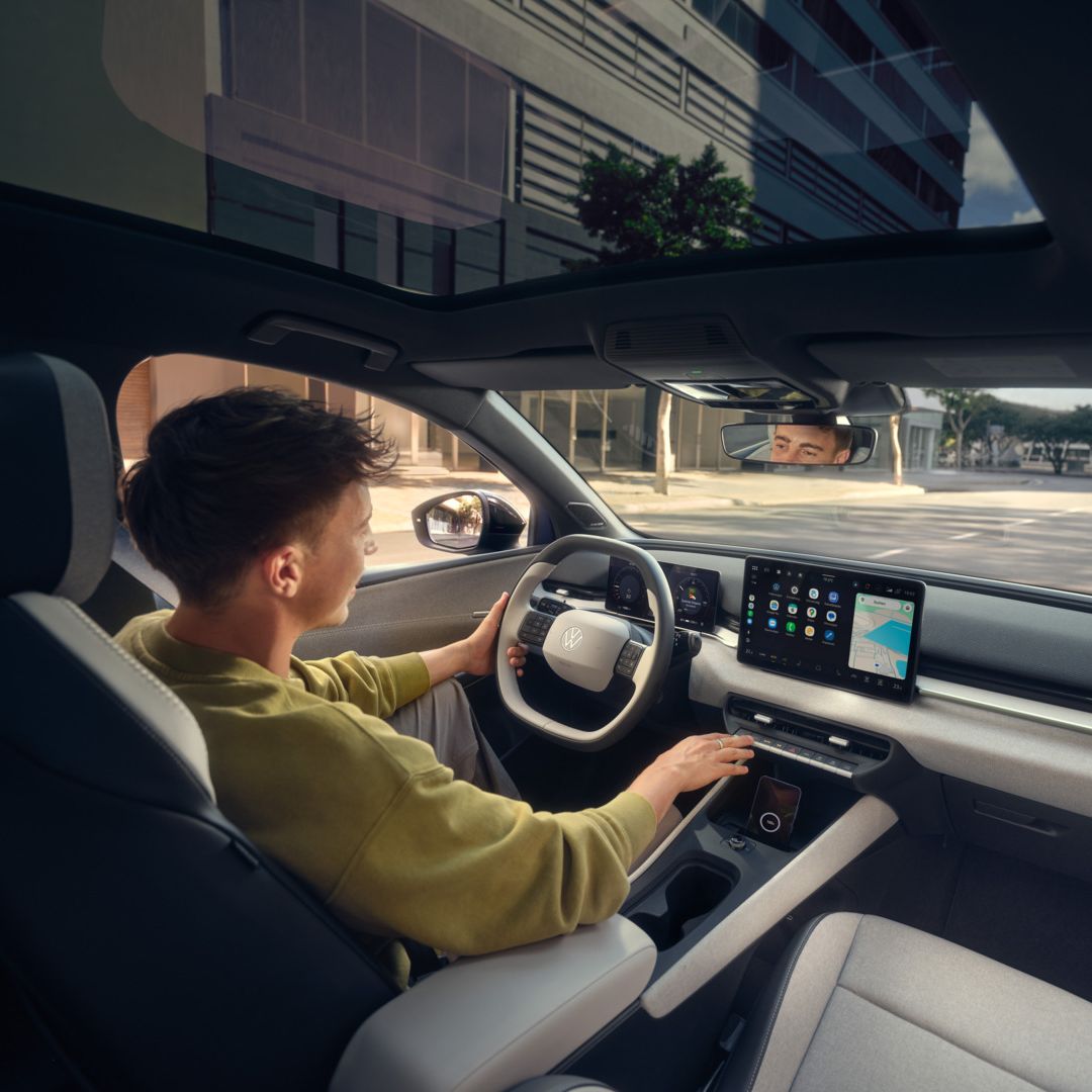 Mann sitzt am Steuer eines VW ID.Polo.