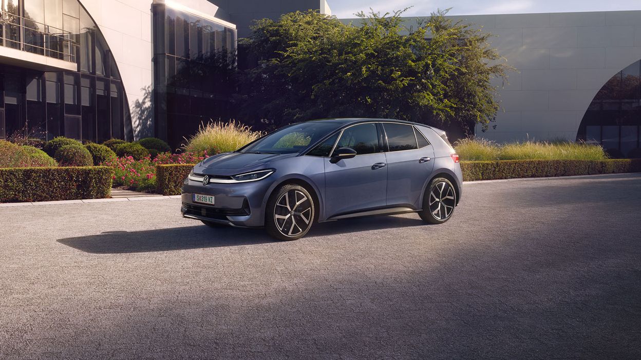 Ein blauer VW ID.3 Neo parkt vor einem modernen Gebäude