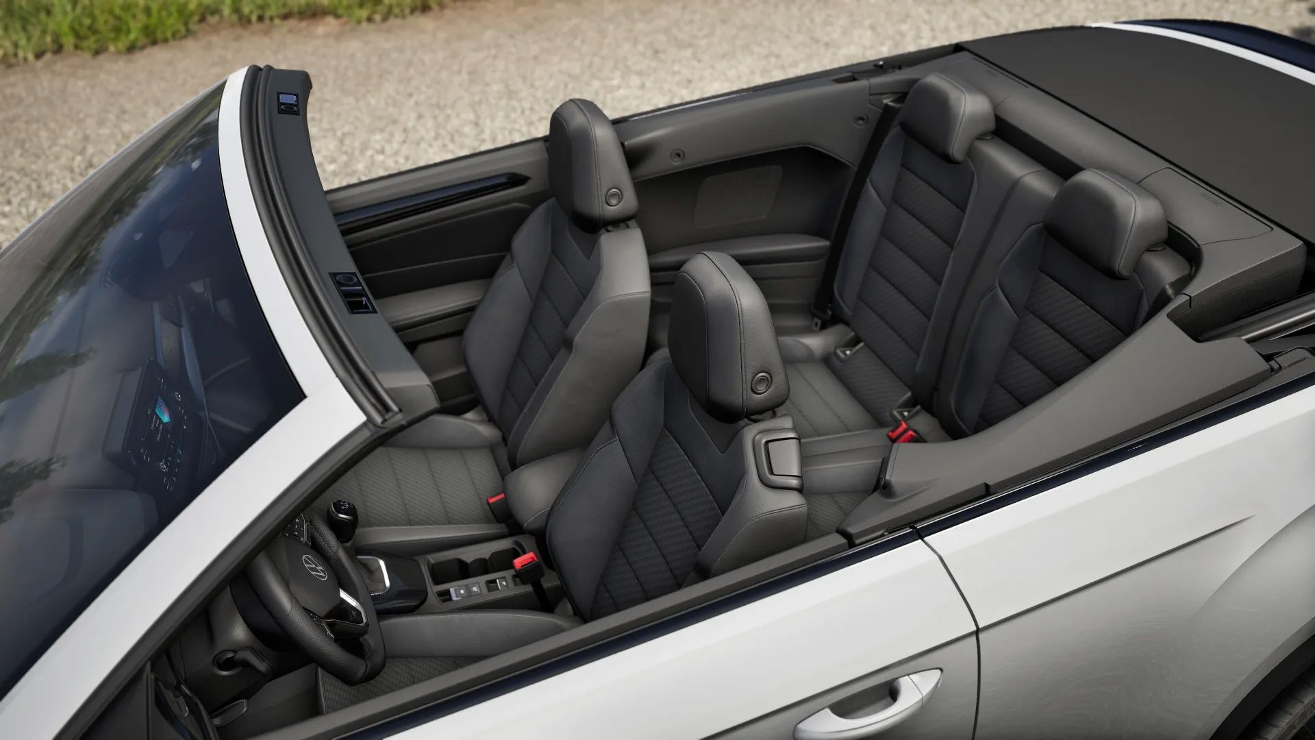 Blick von oben in den Innenraum des geöffneten T-Roc Cabriolet mit vier Sitzplätzen.