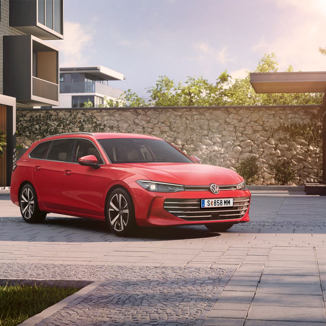 Roter VW Passat steht im Innenhof einer modernen Wohnanlage.