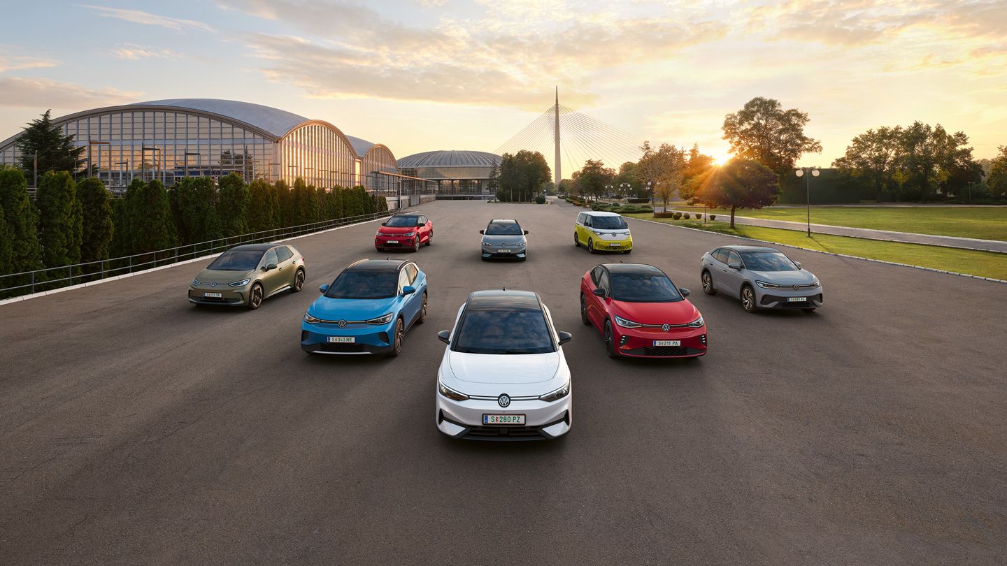  Alle VW Elektroautos, die ID. Modelle, fahren nebeneinander.