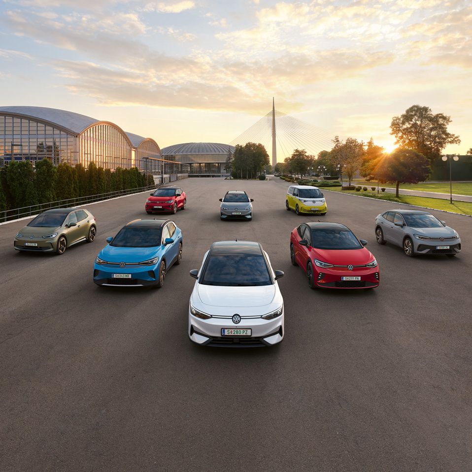  Alle VW Elektroautos, die ID. Modelle, fahren nebeneinander.