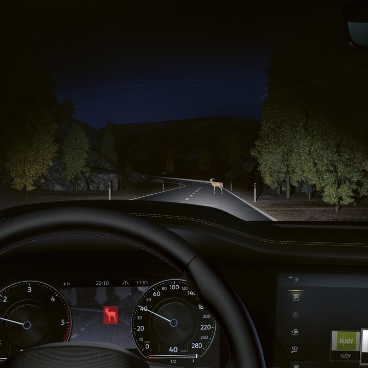 Blick durch die Windschutzscheibe eines Touareg bei Nacht mit Nachtsichtsupport und Hindernisserkennung